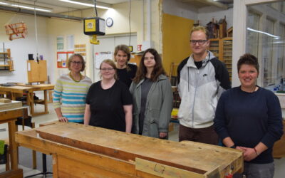 Fünf neue Auszubildende erkunden die Jugendwerkstatt